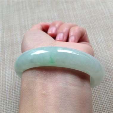 天然翡翠A货冰糯种飘点绿完美正圈手镯
