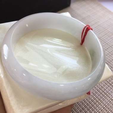 糯种飘点花完美正圈手镯。尺寸：58.6-15.8-8.6