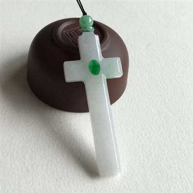 翡翠 十字架✝️ 这是上帝对世人的爱与救赎 是神圣不可侵犯的标志 整体有底色 质地细腻 水润 中间阳