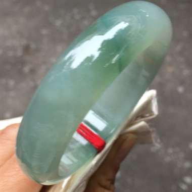 翡翠A货:冰种晴水油底飘花手镯.正圈.冰润通透.种老水头十足.起胶感.宽条厚装.冰糖肉感肉质细腻.完 翡翠A货:冰种晴水油底飘花手镯.正圈.冰润通透.种老水头十足.起胶感.宽条厚装.冰糖肉感肉质细腻.完
