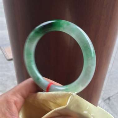 缅甸翡翠A货，正圈圆条手镯，色彩鲜艳，有轻微的棉线，不刮手，喜欢的赶紧下手吧。