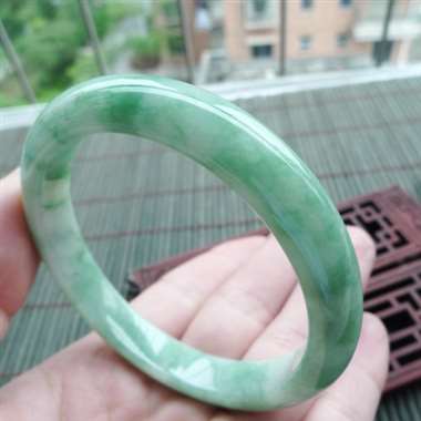 111717A货翡翠完美好种飘绿贵妃手镯，质地细腻，飘绿清爽，色泽鲜艳，尺寸54.5-52.2-9.