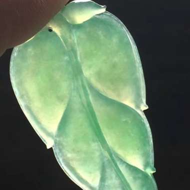 满色甜绿叶子，尺寸:43.2*22.8*5.2mm，完美，种水佳，水润通透，满色甜绿。H14