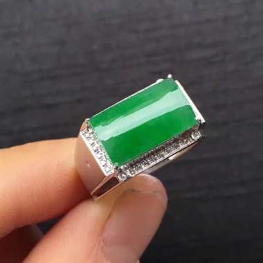 18K金镶嵌冰种满绿马鞍戒指,种好色辣,玉质细腻,饱满圆润,漂亮大气,性价比高,自然光实拍,裸石大小 18K金镶嵌冰种满绿马鞍戒指,种好色辣,玉质细腻,饱满圆润,漂亮大气,性价比高,自然光实拍,裸石大小