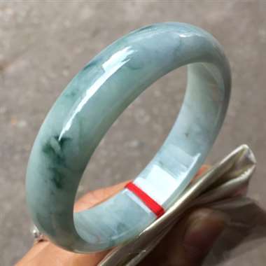 翡翠A货：糯种飘花.正圈手镯.料子细腻.清爽.种老水头足.完美无纹裂.尺寸：58.6mm15.3mm