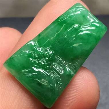 满色山水牌，尺寸:23.2*15.1*3.7mm,种足精雕，水润细腻，色泽辣绿， 寓意极佳。H14