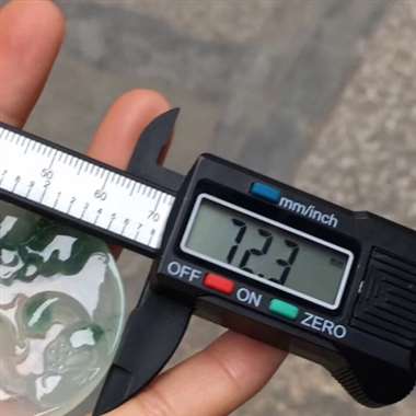 老坑高冰种三彩色《自在观音》，冰透完美起光大件色彩艳丽