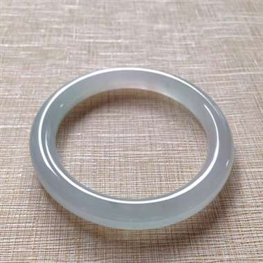 416-1-15圆条尺寸54.6×9×8.8mm。冰种清爽圆镯,种水十足,纯净细腻,色泽亮丽,带点浅 416-1-15圆条尺寸54.6×9×8.8mm。冰种清爽圆镯,种水十足,纯净细腻,色泽亮丽,带点浅