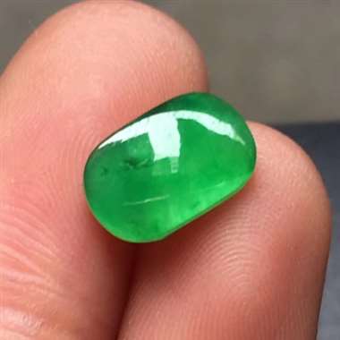 满色阳绿马鞍,尺寸:10.6*6.8*3.1mm,种水佳，水润通透，色泽浓郁，可镶嵌戒指。H15