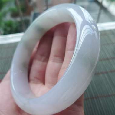 111810A货翡翠精美清爽正装手镯#cy，圈口57.6mm，通透细腻，水头好，色泽清爽，版型厚装，