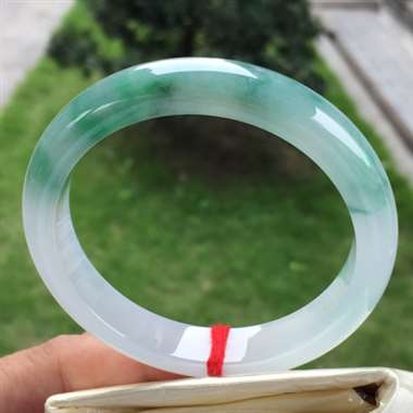 正圈，糯冰种飘绿，尺寸56.0-11.4-7.7，水润冰透，底子干净清爽，完美