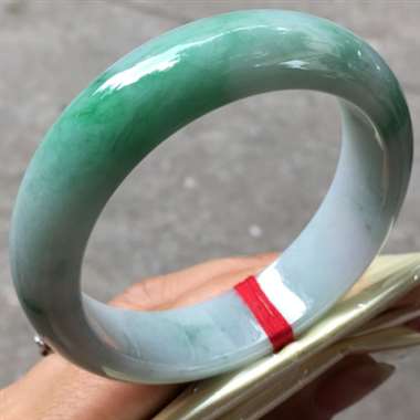翡翠A货：糯种.绿色.正圈手镯.料子清爽干净.细腻水头十足.宽条厚装.色阳.有棉线纹.完美无纹裂.极