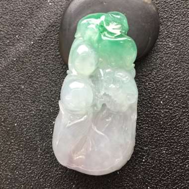 冰种飘绿龙头鱼挂件