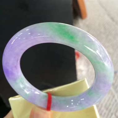 1301圆条春彩镯，色泽鲜艳亮丽，妩媚动人，完美