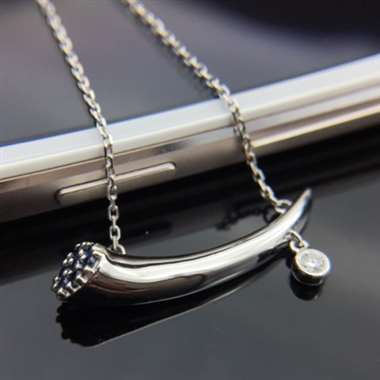 18K蓝宝石项链，牛角造型独特，蓝宝石0.19ct，副钻0.05ct，重量3.92g