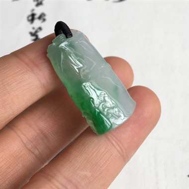 冰绿 竹节 冰底 绿竹节 质地细腻 冰透感好 种好色辣 巧雕了一只小螳螂 好可爱 尺寸 32x16x