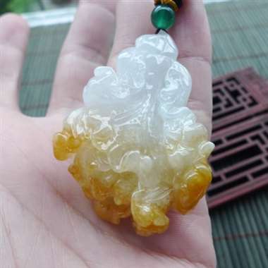 111708老种黄翡招财白菜挂件～百财聚来。种老，玉质细腻，颜色艳丽出彩，有避雕修饰，瑕不掩瑜，佩戴