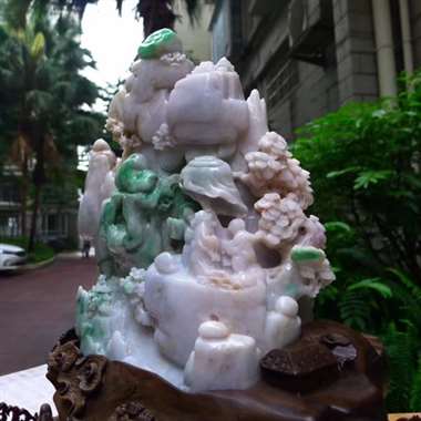 翡翠A货老坑水润浅紫底飘阳绿指日高升山子摆件 约裸石尺寸：240/170/115 连底坐：365/3