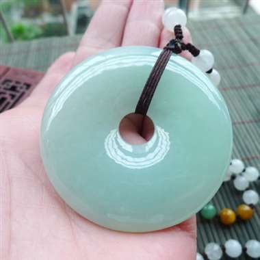 111607完美无纹裂水润满色果绿大件平安扣，种水好，满色，大件饱满，玉质细腻，尺寸55.7*8.1