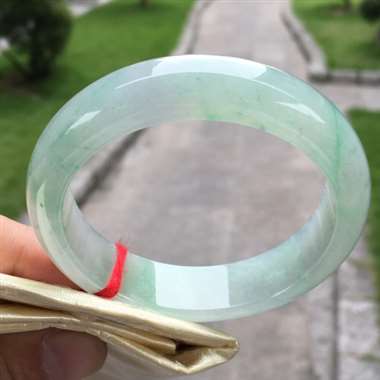 冰种飘翠正圈,尺寸55.1-14.8-8.1,水润冰透,种老水头足,完美 冰种飘翠正圈,尺寸55.1-14.8-8.1,水润冰透,种老水头足,完美