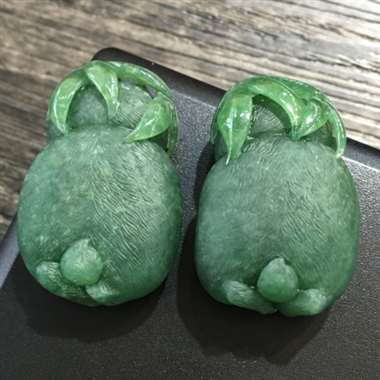 一对熊猫，大宝小宝[呲牙]，完美色阳，雕工精湛，肥嘟嘟，无敌可爱，性价比高，推荐，尺寸32.6*21