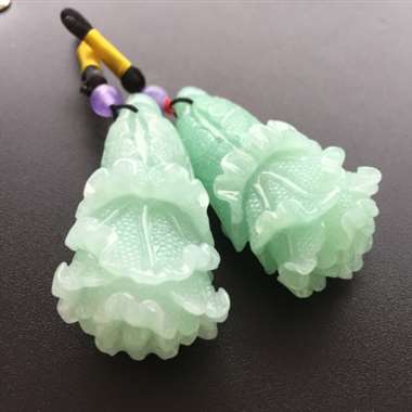 冰糯种甜绿白菜挂件，打灯有纹，不打灯不见，不影响美观。尾图可见。尺寸：51.5-25.5-18.1