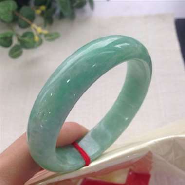 糯种带色正圈手镯，有微纹不抠手，不影响上手效果，实物更美丽！