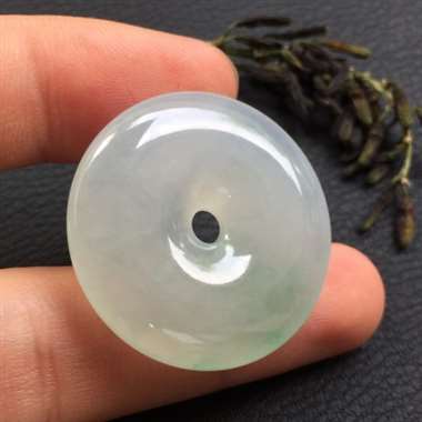 冰种飘花平安扣，冰清玉洁，清爽干净，完美无瑕。