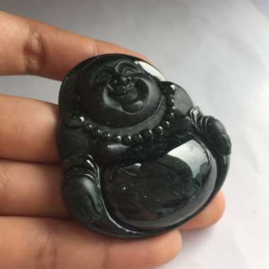 冰种墨翠笑佛挂件，完美无纹裂，黑度够黑，打灯透绿，纯手工打造，雕工精美，线条柔美流畅。尺寸：52.0