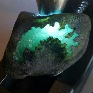 格影脚精品大开窗，冰种底，干净起荧光，杠味十足女神范，打灯通透对穿，品相端正皮壳完美，几乎无裂，做几