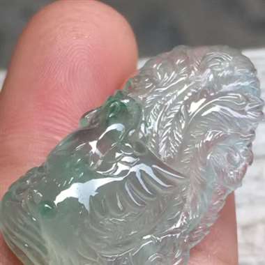 高冰飘绿凤凰，尺寸:30.5*17.8*8.8mm,完美，种老坑，水润起光，雕工精湛。H16