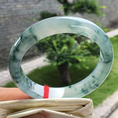 正圈，冰种飘花，尺寸57.2-13.0-7.8，水润冰透，质地细润，完美
