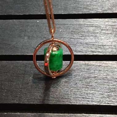 满绿路路通项坠，路路畅通，时来运转，色阳，底庄细腻，完美，18k金镶嵌，可360度旋转，精心设计，低