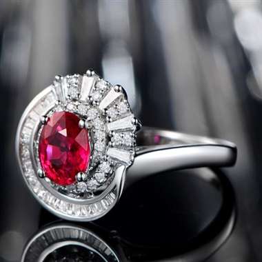18k镶嵌，主石1.5ct，配钻0.56ct，手寸14#