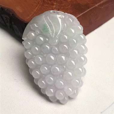 翡翠紫罗兰葡萄吊坠，颜色漂亮，水润起光，厚装完美，性价比高，大小：60.1/41/12.5mm