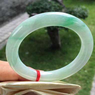 飘绿圆条，尺寸54.3-10.5-9.9，水润细腻，颜色亮丽，完美