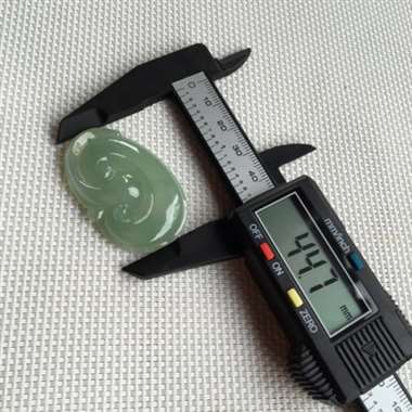 缅甸翡翠A货，冰种起胶的如意一生，性价比超高。谁带上事事如意顺心，手慢无货啦。
