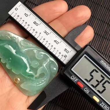 精雕翡翠阳绿鱼牌，雕工精美，颜色漂亮，水润起光，种老厚装，性价比高，大小：53.5/32.7/8mm
