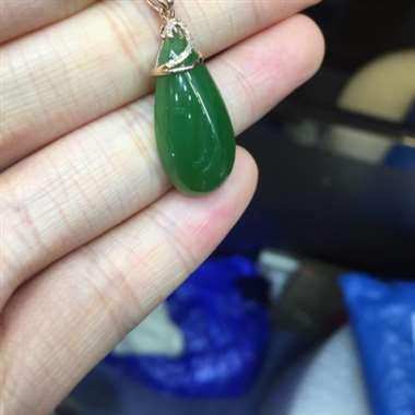 和田碧玉水滴吊坠，小巧玲珑，可爱至极，18k金镶嵌天然钻石，清新淡雅，纯色优雅，玉质温润油亮，玉质温