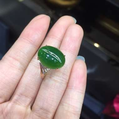 碧玉戒指,18k金镶嵌天然钻石,款式时尚,佩戴唯美。主石规格12*16mm 碧玉戒指,18k金镶嵌天然钻石,款式时尚,佩戴唯美。主石规格12*16mm