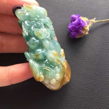 冰糯种飘双彩聚财龙挂件 色泽靓丽 玉质细腻饱满 雕工精美