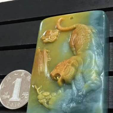 下山虎，虎行天下，精工雕刻，俏色巧雕，出神入化，活灵活现，霸气十足，大件，细腻，厚庄，完美，值得拥有