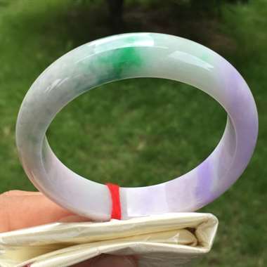 正圈,紫底飘绿,尺寸57.9-14.4-8.2,水润漂亮,颜色亮丽,表皮有细纹,不抠手,编号0416 正圈,紫底飘绿,尺寸57.9-14.4-8.2,水润漂亮,颜色亮丽,表皮有细纹,不抠手,编号0416