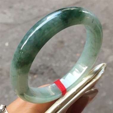 翡翠A货：冰种飘花.正圈手镯.料子清爽干净.种老水头十足.有点棉絮.完美无瑕纹裂.尺寸：55mm12