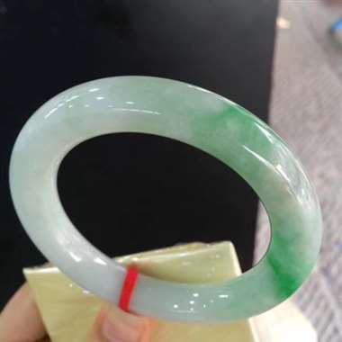 圆条飘绿镯，鲜艳亮丽，水润清爽，完美