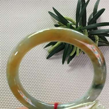 翡翠A货：冰种！黄翡飘花.圆条手镯！颜色鲜艳夺目.种老水头十足.辣色.完美无瑕.性价比超高.极力推荐