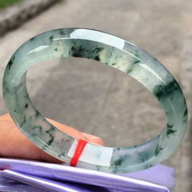 贵妃，冰种飘花，尺寸55.8-11.6-7.0，冰润通透，种老起光，飘花灵动飘逸，完美
