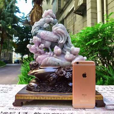 翡翠A货老种冰透紫底金鸡报晓,阖家辛福,公鸡摆件 约裸石尺寸:230/200/65 连底坐:330/ 翡翠A货老种冰透紫底金鸡报晓,阖家辛福,公鸡摆件 约裸石尺寸:230/200/65 连底坐:330/