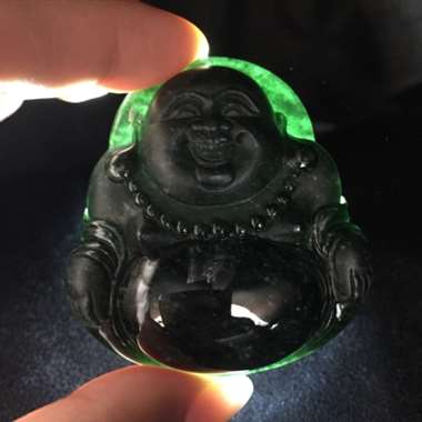 冰种墨翠笑佛挂件，完美无纹裂，黑度够黑，打灯透绿，纯手工打造，雕工精美，线条柔美流畅。尺寸：52.0