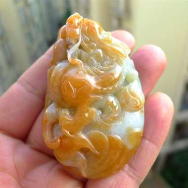 ︰翡翠如意龙牌玉吊坠 ︰70*42*21毫米(长*宽*厚)取最大值手工测量